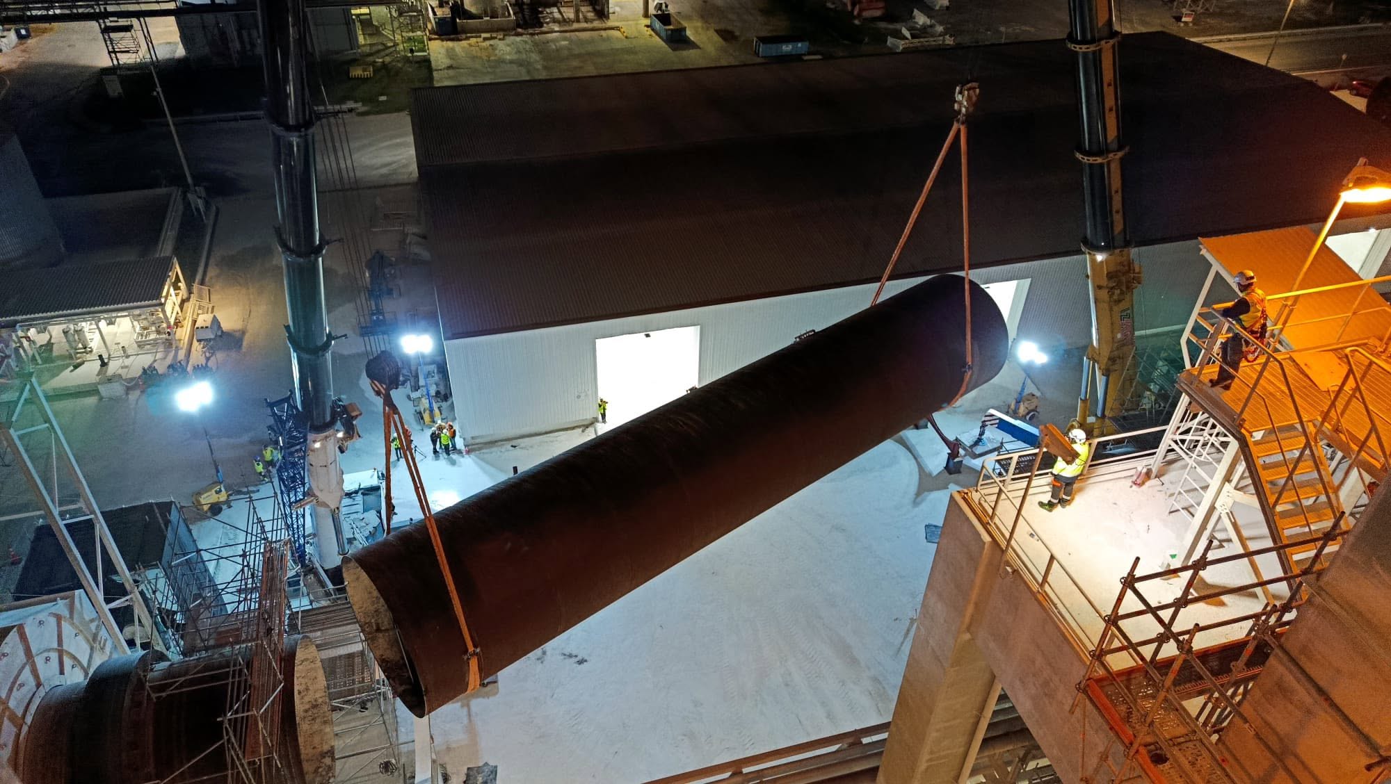 Izado nocturno de un tramo de horno con grúa en la planta de Montes del Plata
