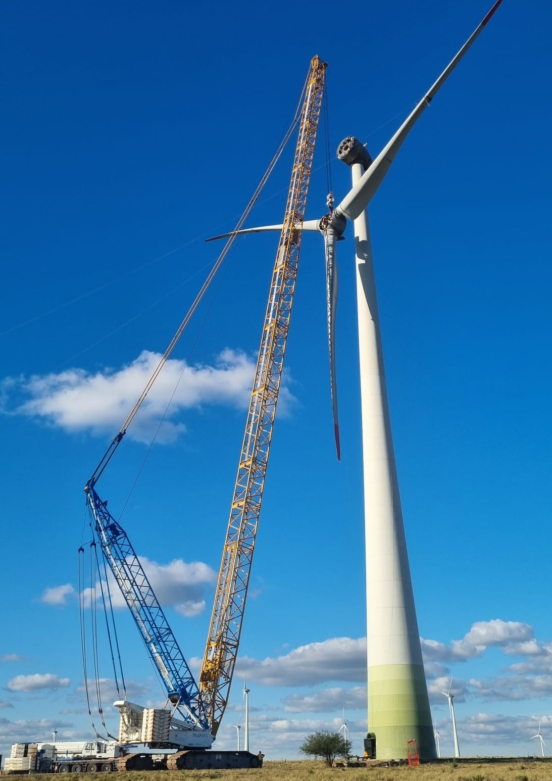 Grúa de celosía montando el hub de un aerogenerador en el parque eólico Peralta